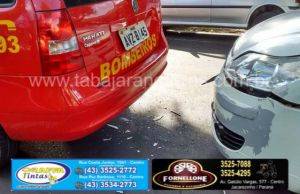 Viatura dos Bombeiros se envolve em acidente no centro de Jacarezinho.