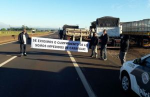Paralisação de caminhoneiros já atingem rodovias de Santo Antonio da Platina e Ourinhos