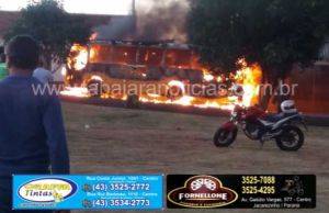 Ônibus de passageiros pega fogo em Ourinhos