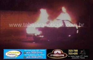 Carro pega fogo na rua Tancredo Neves na Vila São Pedro