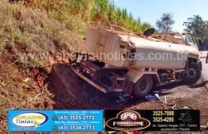 Degrau no acostamento causa acidente com caminhão na PR 431 entre Jacarezinho e Cambara