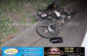 Carreta bate na traseira de moto e deixa dois gravemente feridos na BR 153 em Jacarezinho