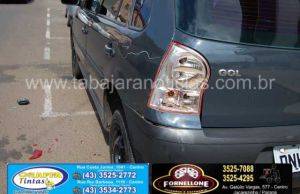 Moto bate em traseira de carro estacionado no centro de Jacarezinho