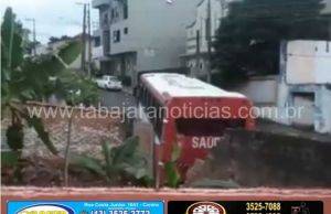 Ônibus da secretaria de saúde de Wenceslau Braz perde o freio e só para após bater em muro em Jacarezinho