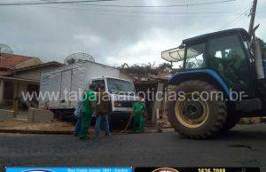 Caminhão invade residencia em Ribeirão Claro