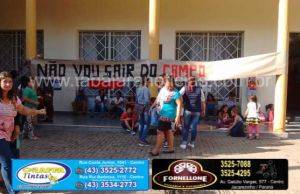 Moradores do assentamento sem terra do Bairro Laranjal fazem protesto na prefeitura de Jacarezinho para pedir término de escola