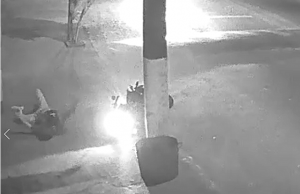 Câmera de segurança flagra momento em que moto bate em poste em Jacarezinho