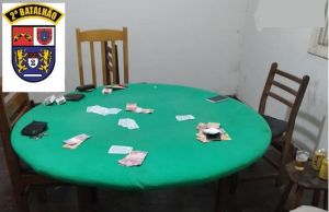 Policia Militar prende cinco pessoas e fecha casa de jogos em Jacarezinho, local tinha até denuncias de prostituição infantil