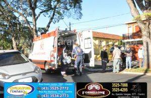 Câmera flagra acidente entre carro e moto no centro de Jacarezinho duas pessoas ficaram feridas