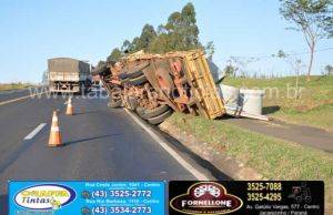 Caminhão carregado com manilhas de cimento tomba na BR 153 em Jacarezinho