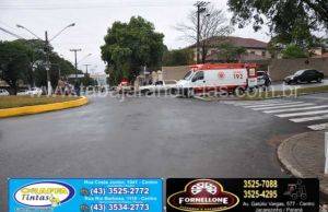 Acidente entre carro e moto na rotatória das avenidas no centro de Jacarezinho