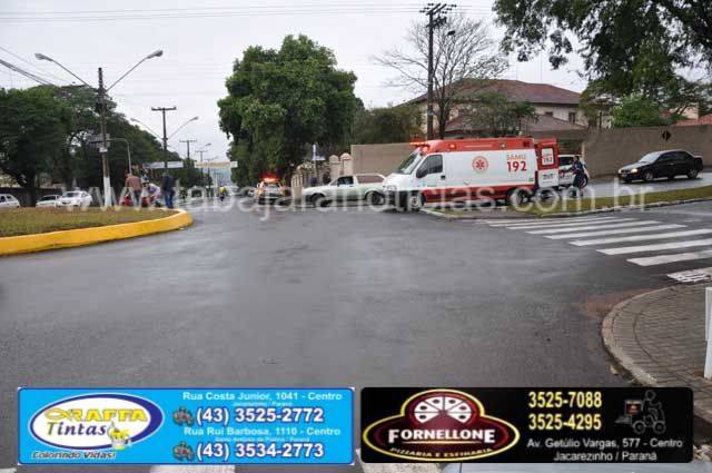 Acidente entre carro e moto na rotatória - Tabajara Noticias