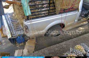 Caminhonete carregada com abacaxi afunda em buraco no centro de Jacarezinho