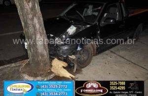 Saveiro bate em dois carros e uma arvore em frente ao Detran de Jacarezinho.