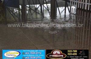 Vergonha Rodoviária de Jacarezinho cada chuva fica totalmente alagada passageiros ficam na chuva