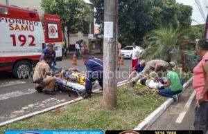 Mulher sofre fratura exposta em acidente entre moto e carro no centro de Jacarezinho
