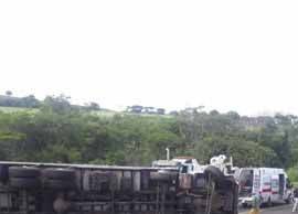 Caminhão tomba e interdita BR 153 em Jacarezinho