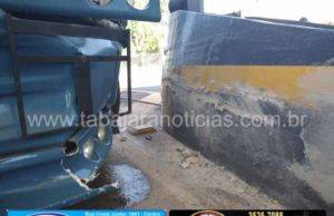 Caminhão bate contra mureta de divisão de cabines do pedágio em Jacarezinho
