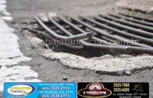 Bueiro com pontas levantadas coloca em risco pedestres e motociclistas no centro de Jacarezinho