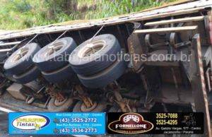 Caminhão carregado de cal tomba na BR 153