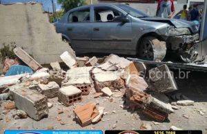 Carro sem freios bate em muro e deixa criança ferida na Vila Sett