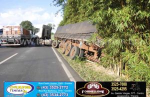 Carreta tem problemas mecânicos, sai da pista e quase tomba na BR 153