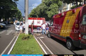 Colisão entre moto e carro deixa dois feridos no centro de Jacarezinho