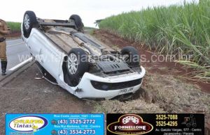 Pneu de caminhão estoura e causa capotamento de carro da prefeitura de Cambará na PR 431