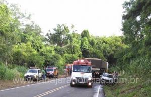 Acidente entre carro e carreta deixa motorista ferido na PR 431 entre Jacarezinho e Ribeirão Claro