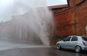 Rede de distribuição de água se rompe na Vila São Pedro