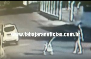 Câmera de segurança flagra mulher jogando carrinho com o bebe contra a calçada