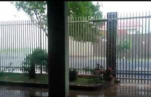Chuva com fortes rajadas de ventos assusta Jacarezinho matéria com vídeo