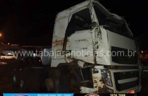 Motorista morre após tombar carreta na BR 153