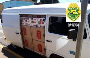 Policia Militar prende Kombi com três mil pacotes de cigarros do Paraguay