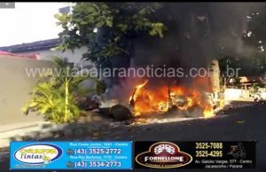 Carro fica destruído após pegar fogo sozinho na Vila Rondon