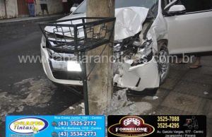 Carro quebra poste de iluminação publica após colisão no centro de Jacarezinho