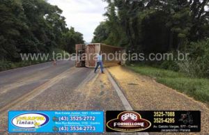 Carreta carregada com milho a granel tomba no km 37 da BR 153 em Santo Antonio da Platina.