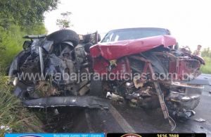 Pneu estoura e provoca grave acidente envolvendo duas caminhonetes e um carro na BR 153