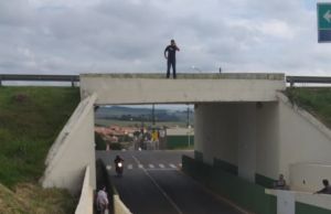 POLICIAL MILITAR IMOBILIZA E SALVA HOMEM QUE TENTAVA PULAR DE VIADUTO