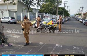 Moto avança preferencial e colide com viatura da PM.