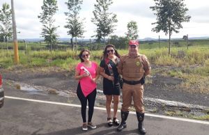 Policia Rodoviária Estadual realiza homenagem ao dia das mães na PR 092.
