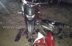 Acidente entre moto e carro deixa dois feridos na Vila São Pedro.