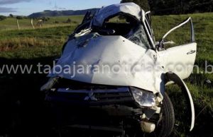 Caminhonete capota após bater em barranco na PR 431 próximo a Ribeirão Claro.