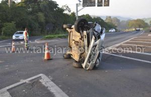 Carreta bate em carro na BR 153 e foge do local sem prestar socorro, carro chegou a capotar.