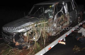 Motorista sai ileso de acidente entre caminhonete e caminhão na BR 153 em Jacarezinho.