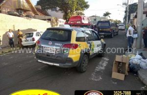 Motociclista sofre fratura exposta ao bater em caminhonete de funerária.