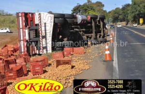 Caminhão carregado com batatas tomba na BR 153 em Jacarezinho.