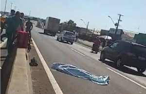 Rapaz morre ao atravessar rodovia para pegar pipa.