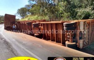 Caminhão canavieiro tomba na Serra do Palmital na BR 153 em Santo Antonio da Platina.