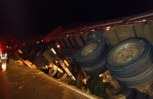Carreta carregada com telhas de cimento tomba no km 27 da BR 153 em Jacarezinho.